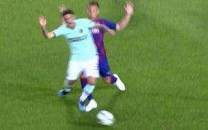 VIDEO - Arthur sgambetta Sensi in area: per l'arbitro non è rigore