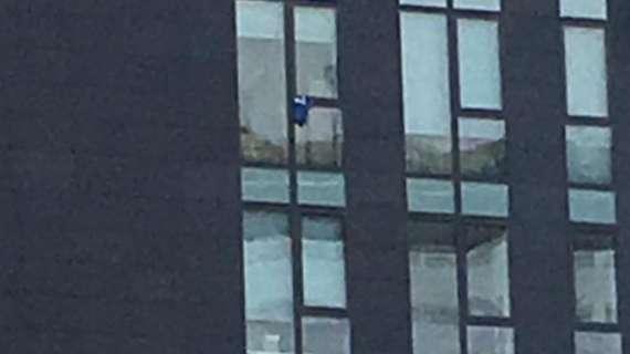 VIDEO - Tra i grattacieli di Porta Nuova spunta una maglia dell'Inter