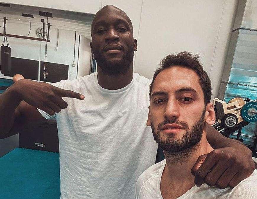 Calhanoglu, selfie ad Appiano Gentile con Lukaku: "Stiamo tornando"