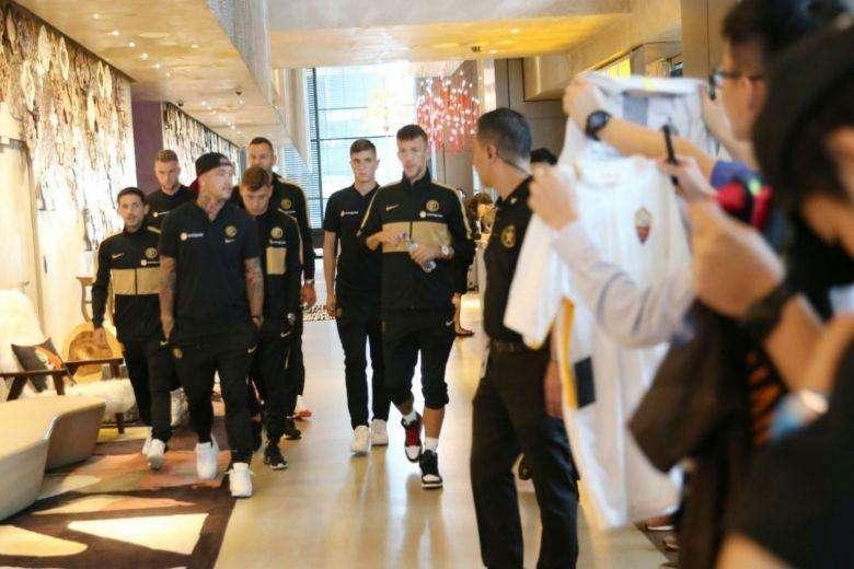 Inter a Singapore, Nainggolan tra i più richiesti per selfie e autografi