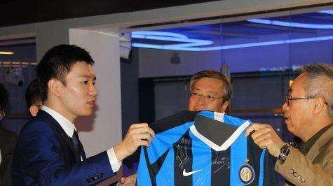 L'ambasciatore cinese Li Junhua in visita nella sede Inter: per Suning i complimenti anche dei politici italiani