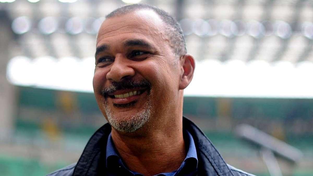 Gullit: "L'Italia deve tornare al suo DNA difensivo. E non parlo di parcheggiare il bus"