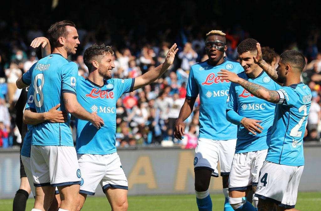 Game, set, match Napoli: Sassuolo schiacciato 6-1. Verona, nuovo blitz a Cagliari