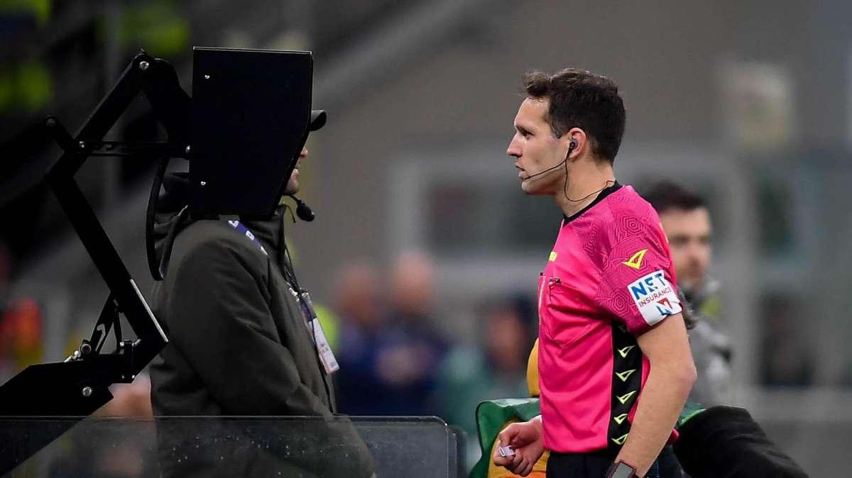 Inter-Sassuolo, la moviola: VAR puntuale, arbitro non sempre preciso. Ingeneroso il giallo a De Vrij