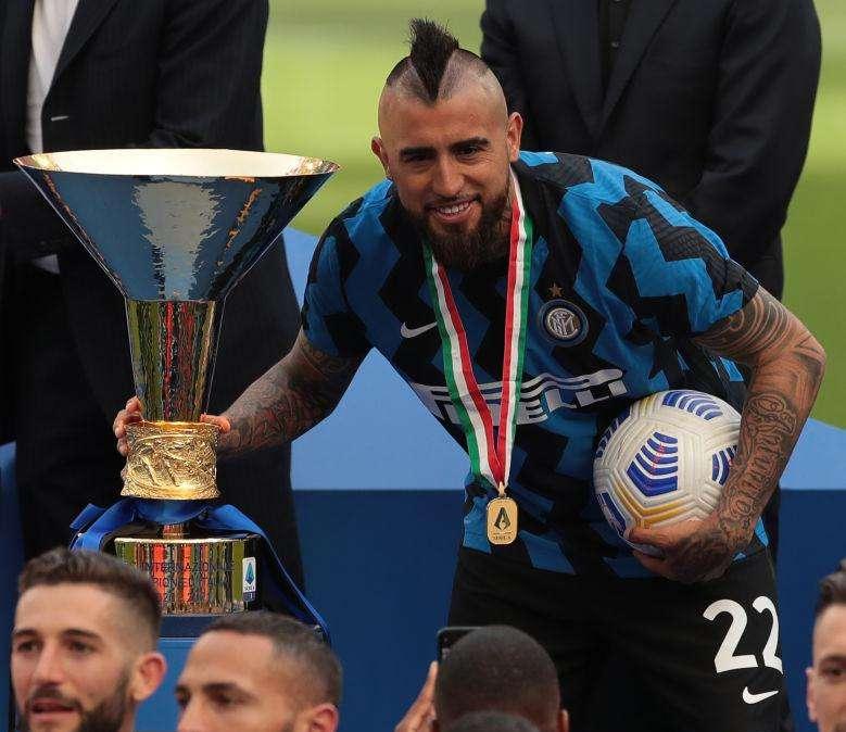 Battibecco social tra Vidal e una follower che lo attacca: "Se non sai le cose, non parlare"