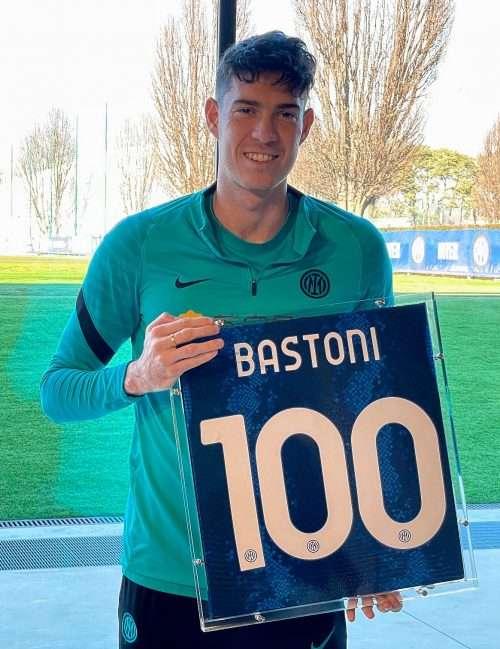 Bastoni festeggia le 100 presenze con l'Inter e raddoppia: "Ad altre 100"