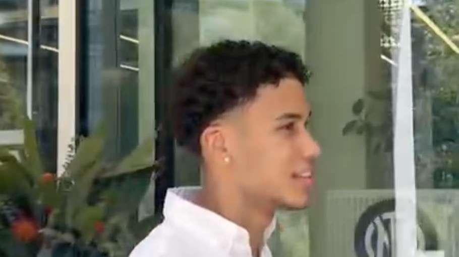 VIDEO - Inter, Alex Perez lascia la sede dopo le firme: selfie per il difensore spagnolo con alcuni tifosi presenti