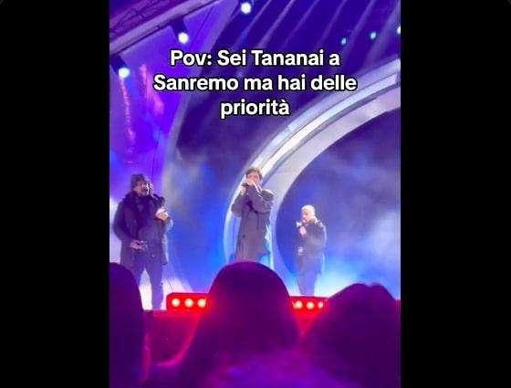 VIDEO - Sanremo, Tananai è sul palco ma il pensiero va ad altro: "Cosa sta facendo l'Inter?"