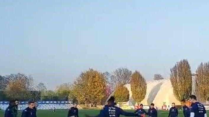 Barella, seduta completa ad Appiano Gentile con la Nazionale. E durante il 'torello' si scatena contro Dimarco