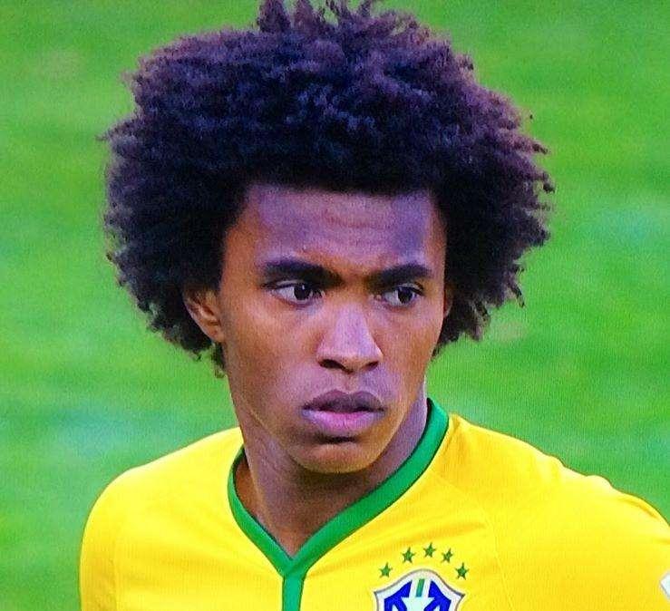 Scontro con Hernanes: guai alla schiena per Willian