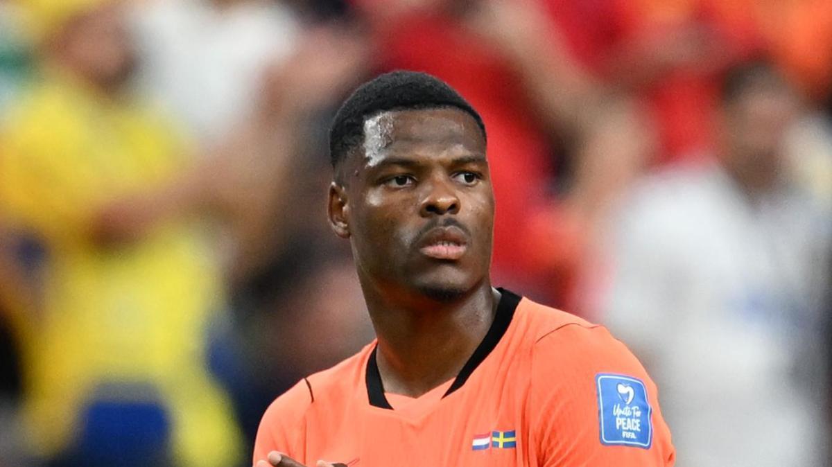 Abbracci tra Dumfries e Dzeko prima dell'amichevole tra Schalke e Real