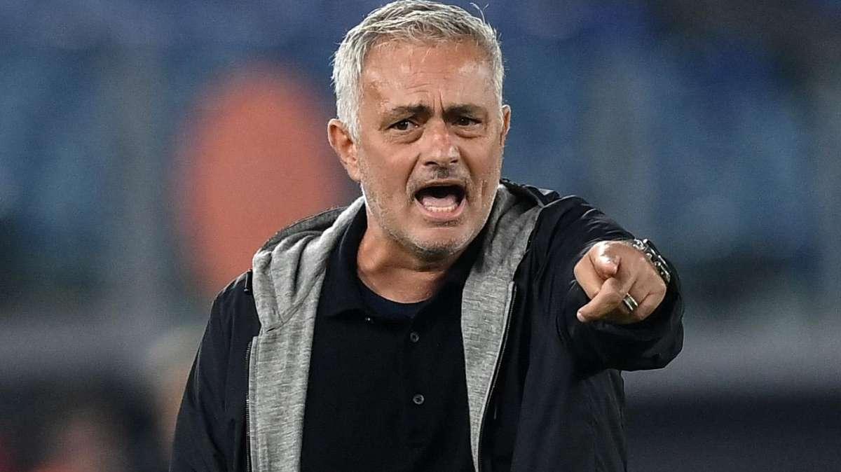 Mourinho: "Per convincere Smalling non posso fare niente. A dicembre potevo andare via, poi sono rimasto"