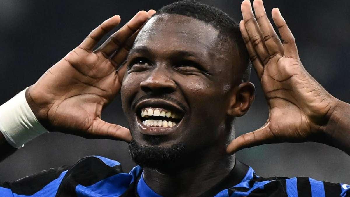 Outfit eccentrico di Thuram a Clairefontaine: i commenti su Instagram di Darmian e Frattesi 