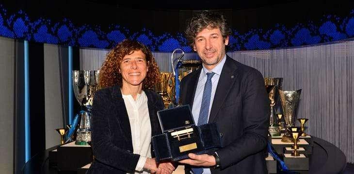 Panchina d’oro per la Serie A femminile: Guarino ha ricevuto il premio da Albertini 