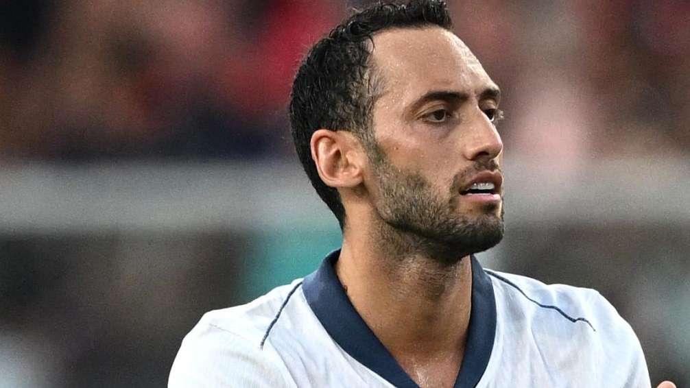 Calhanoglu esce dopo 13 minuti di Roma-Inter: le prime indicazioni dallo staff medico