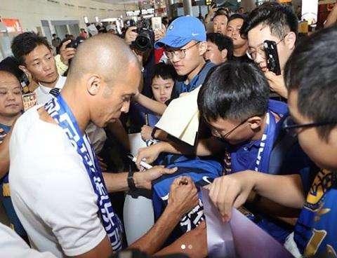 Jiangsu, l'abbraccio dei tifosi cinesi a Miranda: "Darò tutto per la squadra"