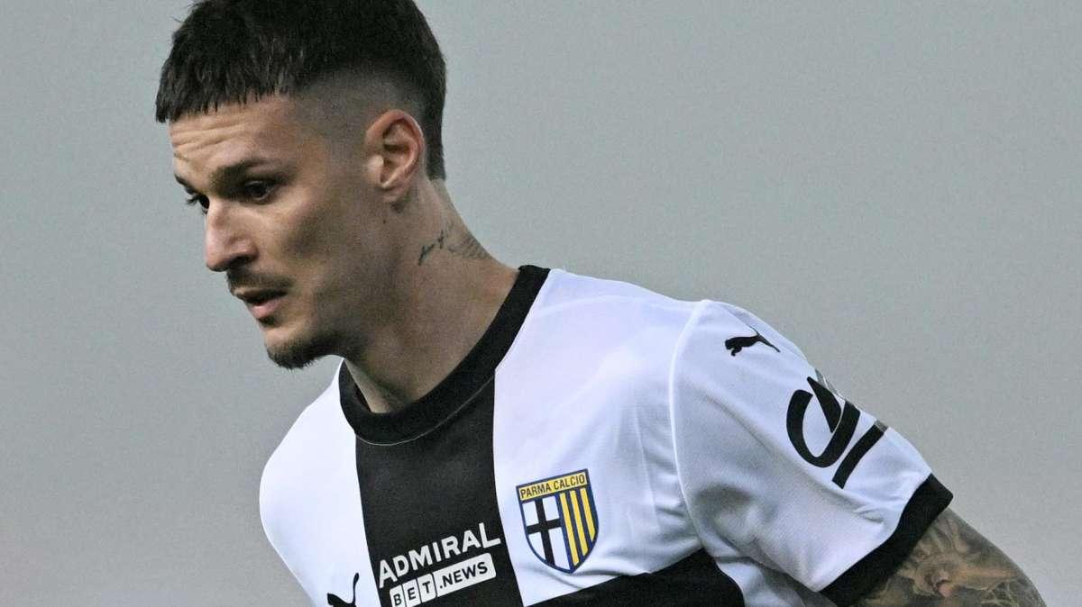 Futuro all'Inter o al Milan? Dennis Man va in dribbling con il sorriso