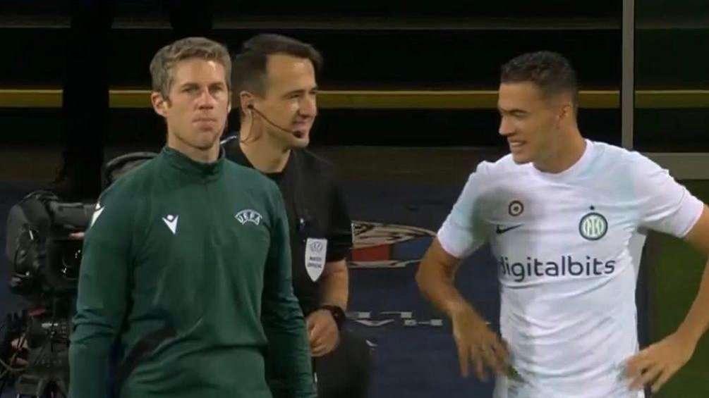 L'augurio speciale per Asllani dal guardalinee Zogaj: "Ehi albanese, ti auguro buon match"