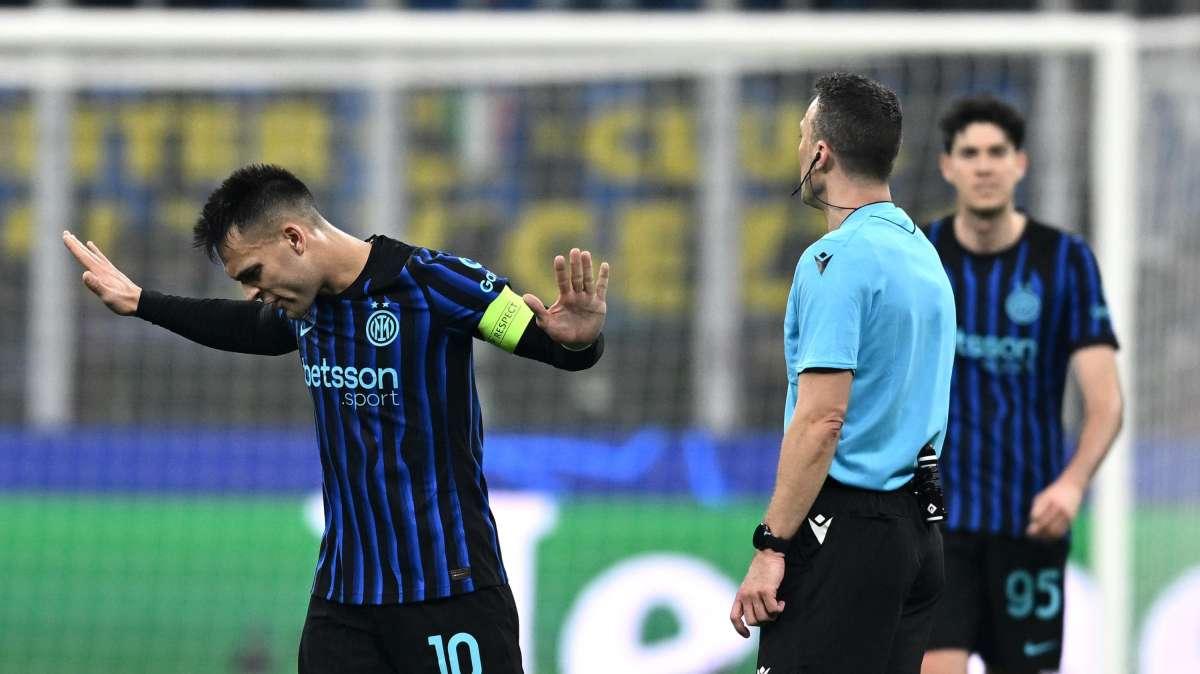 Il Liverpool reclama un penalty contro il Leeds: Slot sbotta in conferenza ma dimentica il rigorino contro l'Inter