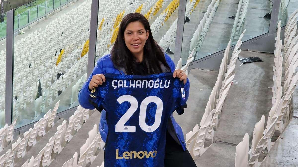 Calhanoglu, la tifosa che ha preso la maglia nel settore ospiti: “Emozione unica. Un ragazzo me l’ha strappata dalle mani, ma sono riuscita a riprendermela”
