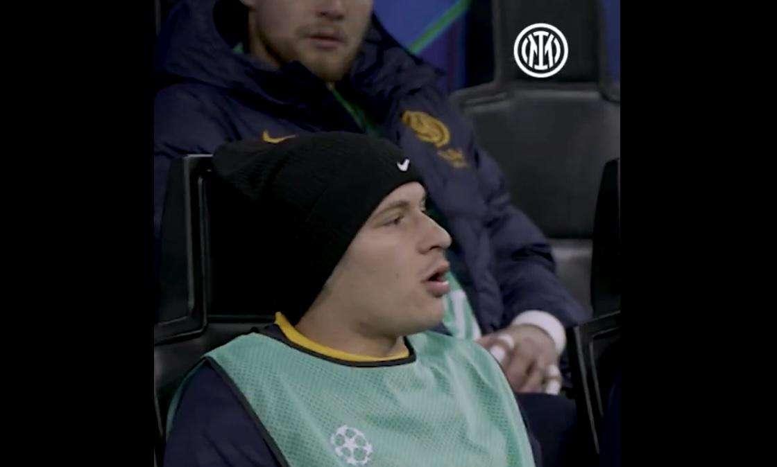 VIDEO - Per Barella c'è solo l'Inter: il centrocampista canta l'inno prima della gara con l'Arsenal 