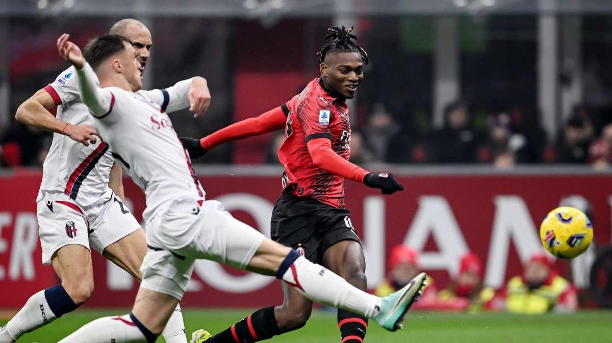 Succede di tutto a San Siro, tre rigori e mille emozioni. Il Bologna ferma anche il Milan: finisce 2-2