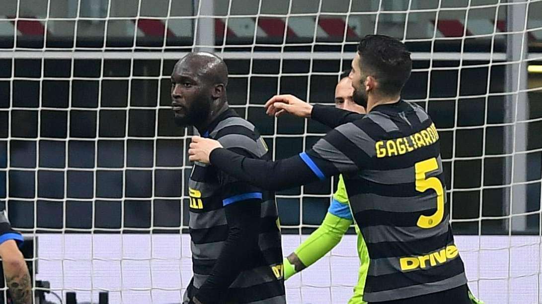 Lukaku, 11 metri d'oro. Il belga trasforma dal dischetto, l'Inter resiste al Napoli e va a -1 dal Milan