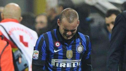 Sneijder si infortuna nel riscaldamento