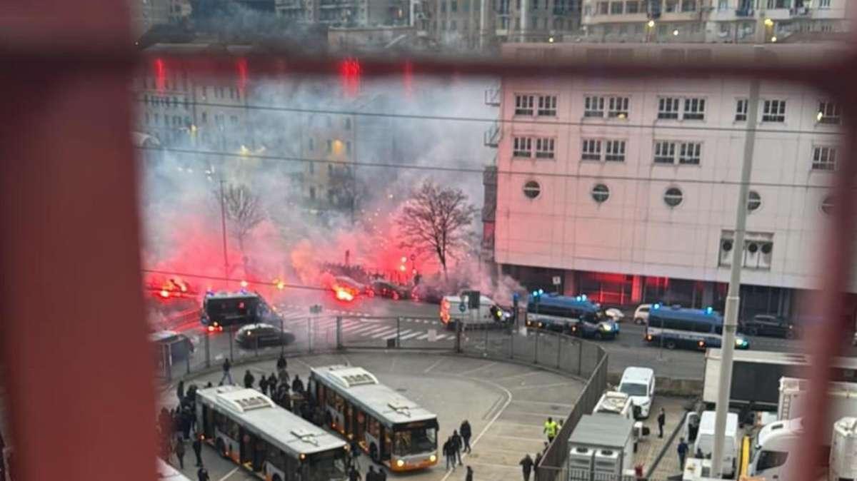 VIDEO - Tensione prima di Genoa-Inter: tafferugli tra tifoserie fuori dallo stadio, lanciati bengala e fumogeni