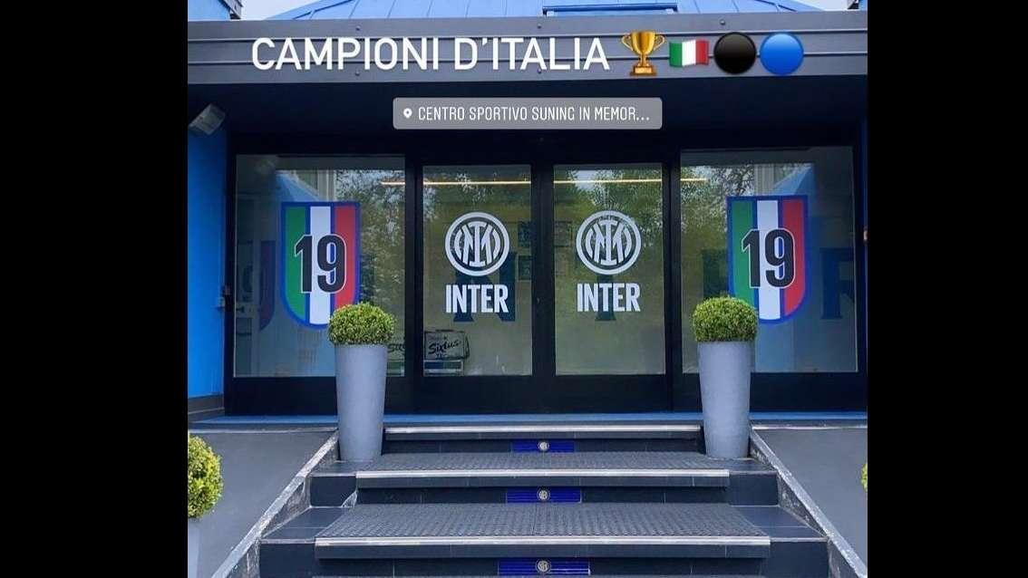 Appiano Gentile addobbato a festa: campeggia ovunque il tricolore