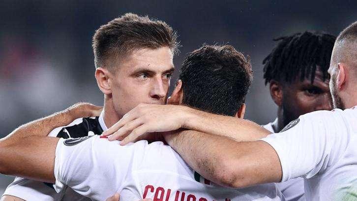 Piatek non sbaglia, il Milan supera a fatica (1-0) l'HellasVerona. Espulso Calabria: salta il derby 