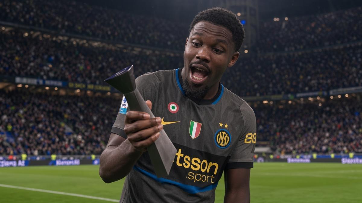 Thuram in posa con il premio di MVP. Ma lo tiene... al contrario