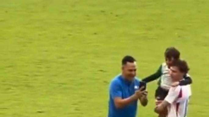 VIDEO - Barella cuore d'oro: splendido abbraccio e foto con un piccolo tifoso che 'invade' il campo per lui