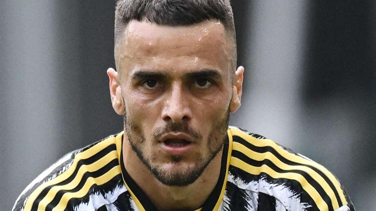 UFFICIALE - Juve, Kostic alla corte di Mourinho: il serbo va in prestito al Fenerbahce