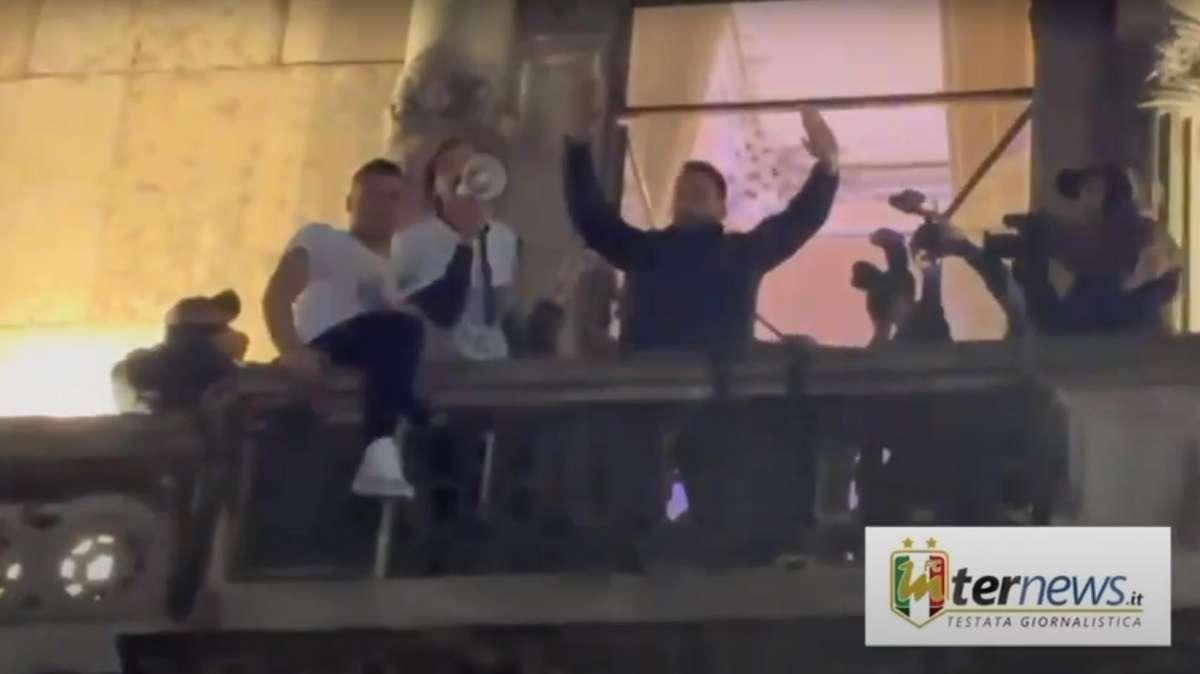 VIDEO - Una festa infinita: l'Inter in piazza Duomo per esultare con i tifosi
