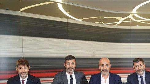 L'Insensibile - Il Milan di Gazidis, CR7 con la bandierina e i pacchi di Amazon