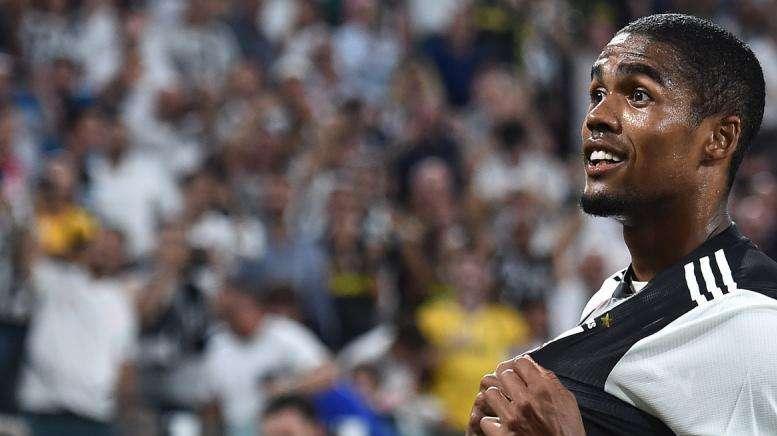 Lesione alla coscia per Douglas Costa, salterà la gara con l'Inter