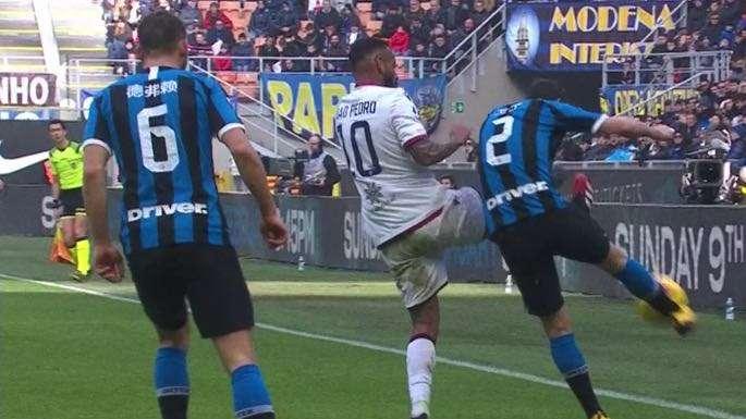Inter-Cagliari - Manganiello all'inglese ma molto confusionario. Pareggio 'viziato' da un fallo