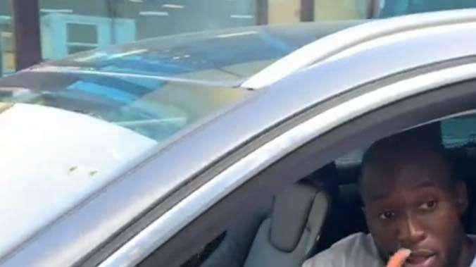 VIDEO - Lukaku, toccata e fuga in sede: foto e sorrisi con i tifosi