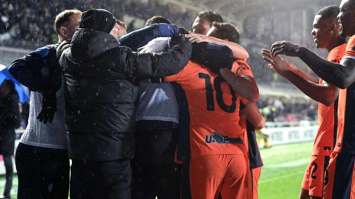 Il Milan cade con l'Udinese, l'Inter passa a Bergamo. Il Corsera: "Caos e maturità, la differenza sta tutta qui"