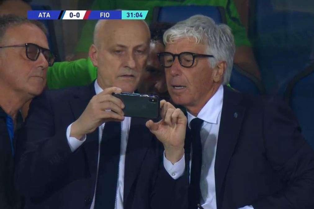 FOTO, Gasperini e il VAR in diretta sul rigore