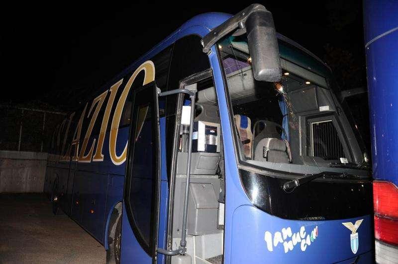 NAP-LAZ, Lancio sassi verso pullman biancoceleste