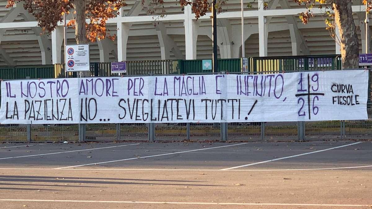 FOTO FV, Striscione al Franchi: "Svegliatevi tutti!"