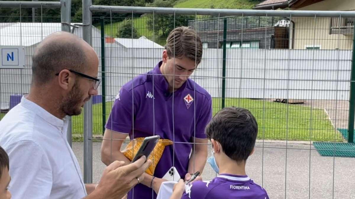 VIDEO FV, Vlahovic al campo: subito foto coi tifosi