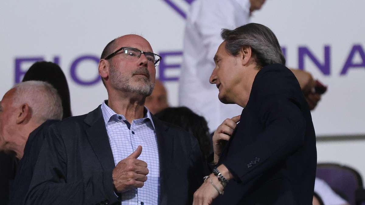 La Fiorentina festeggia De Magistris, c'è anche l'amministratore delegato Stephan