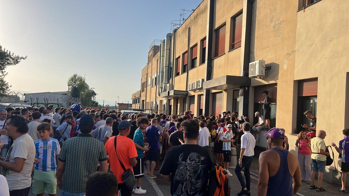 In aumento i tifosi in attesa a Peretola, sale la febbre-Mastantuono: le immagini
