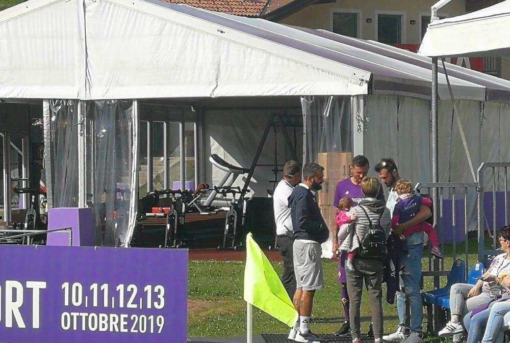 THEREAU, Regala una maglia a dei tifosi a Moena