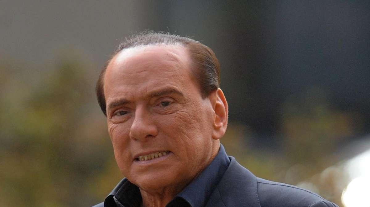 BERLUSCONI, Balo un campione? Impari a segnare