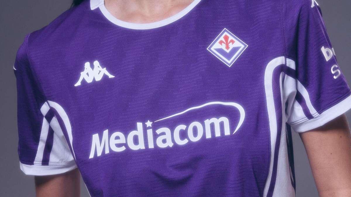 La nuova maglia ha diviso i tifosi. L'ultima con Kappa, dal 2026 tornerà Joma