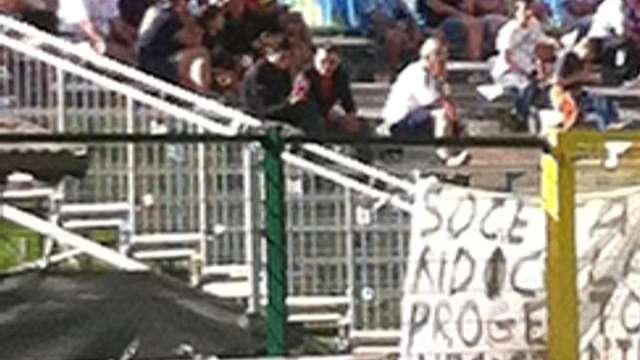 MOENA, Primo striscione di contestazione